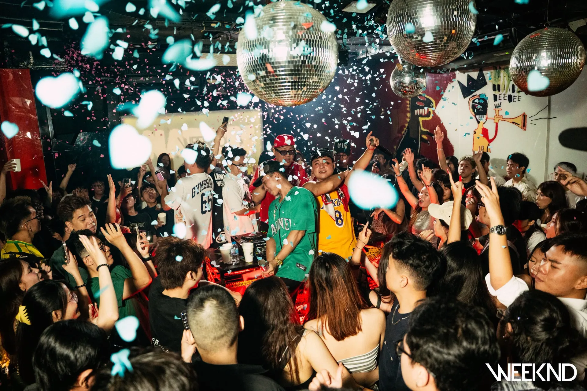 Mưa giấy rơi dưới dàn quả cầu disco, khách kín sàn WEEKND