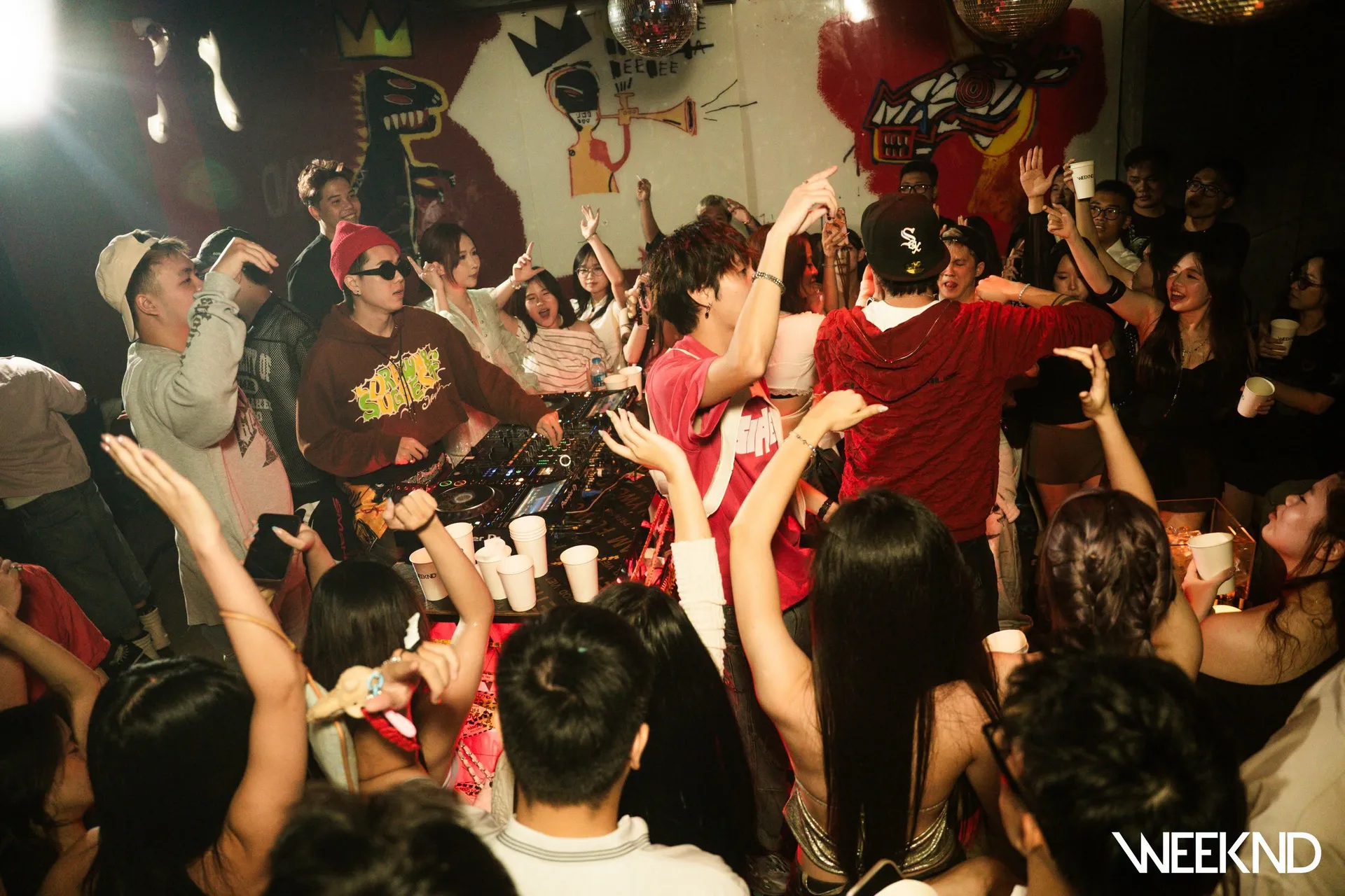 DJ booth trước bức tường graffiti tại WEEKND Hà Nội