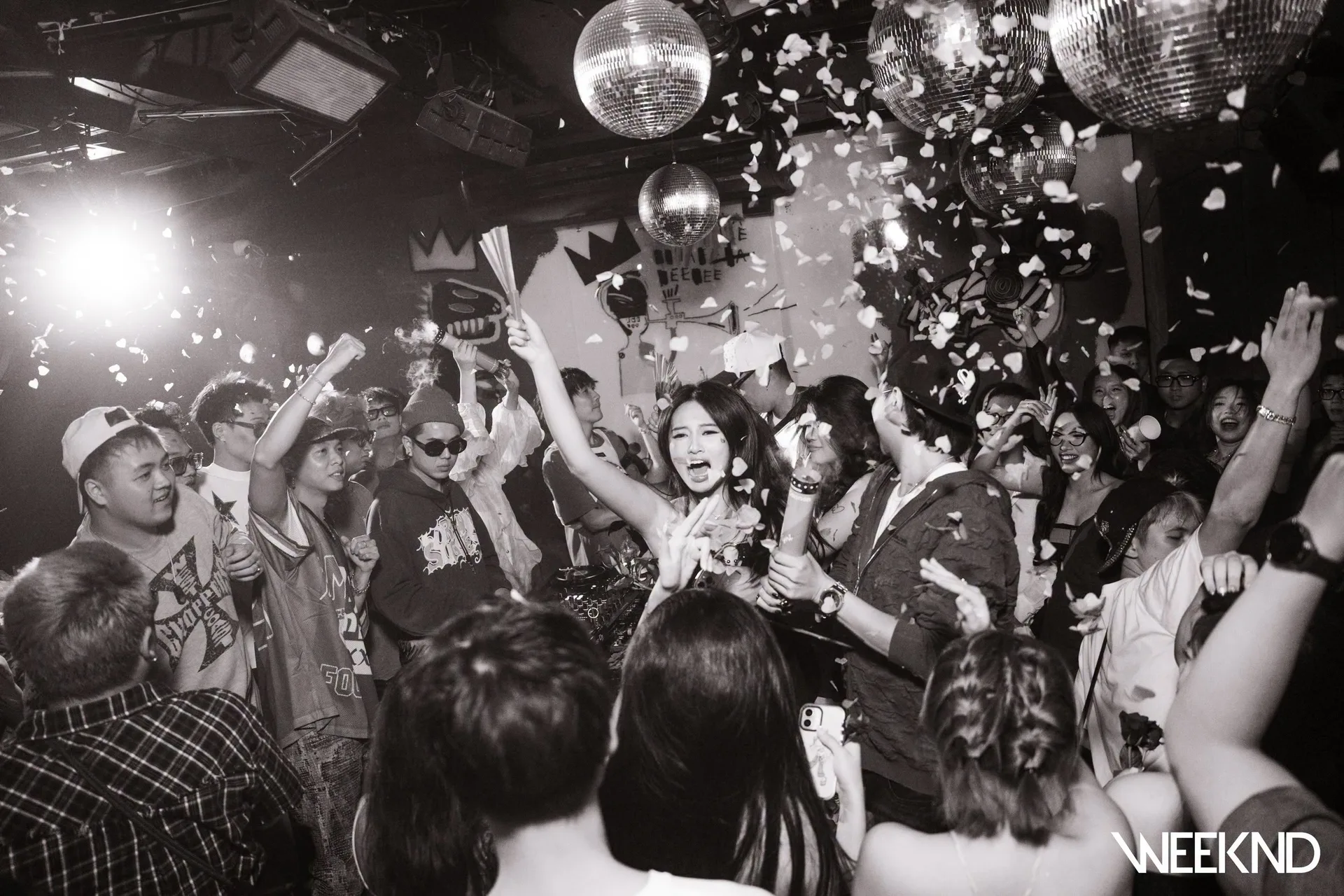 Khoảnh khắc đen trắng: quả cầu disco và mưa cánh hoa giấy